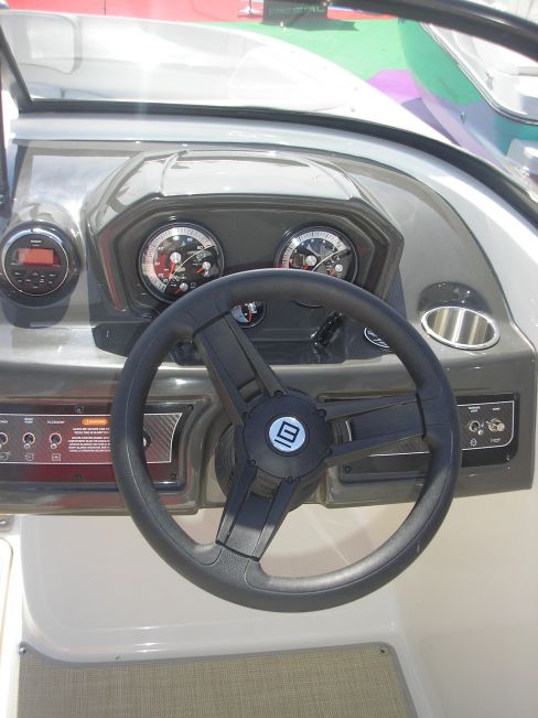 Кокпит Bayliner VR5