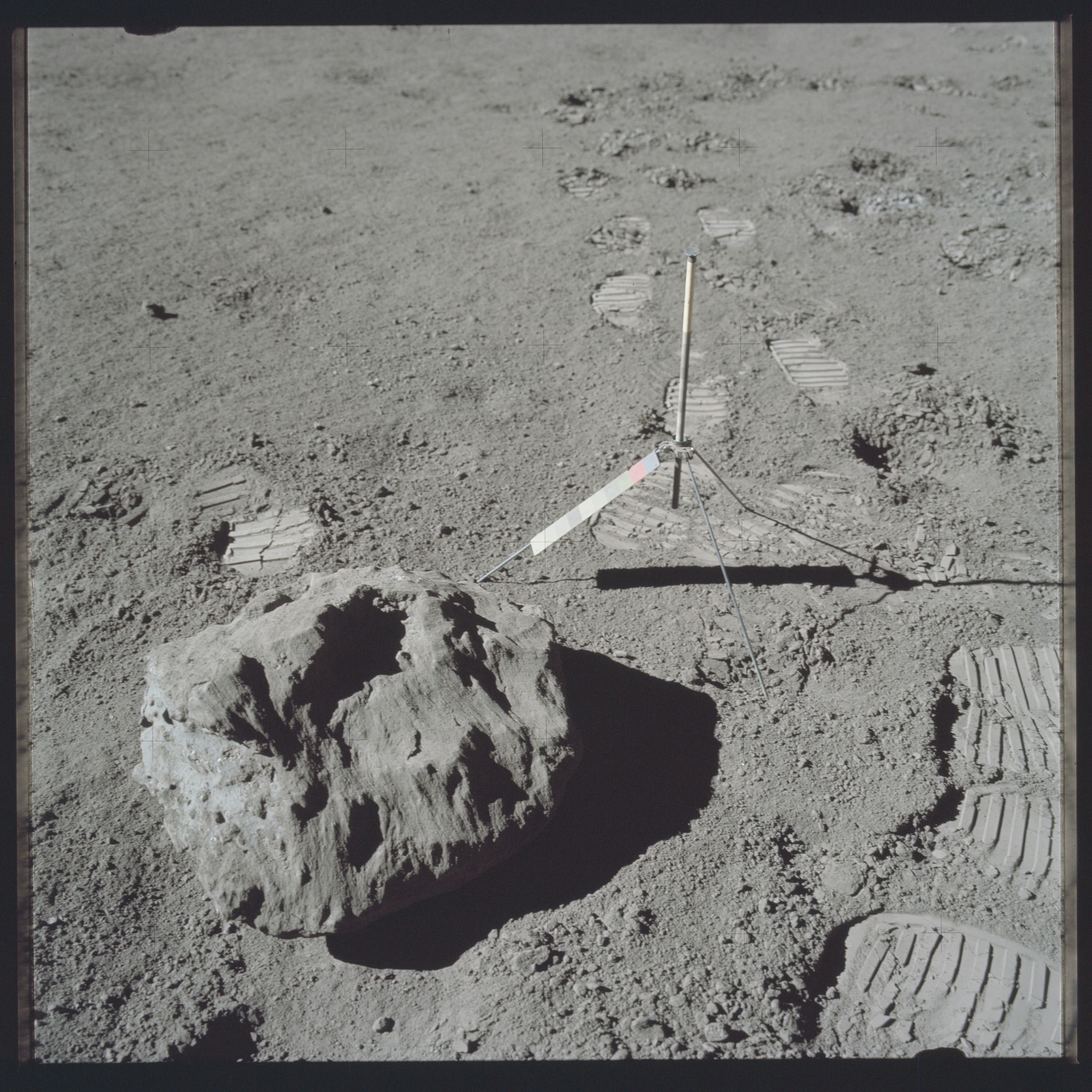 На луне заметили. Секретные снимки Луны НАСА. Снимки с Луны засекреченные. Рассекреченные снимки Луны НАСА. Пирамиды на Луне Аполлон 17.