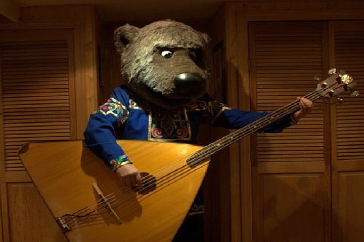 Медведь играет на гитаре. Медведь с балалайкой. Смешная балалайка. Мишка с балалайкой. Балалайка прикол.