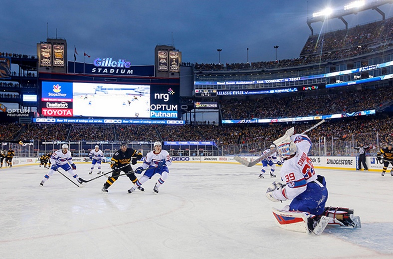 Бостон тольятти. Winter classic nhl. Winter classic 2009. Зимняя классика королев. Хоккейная арена нхл.