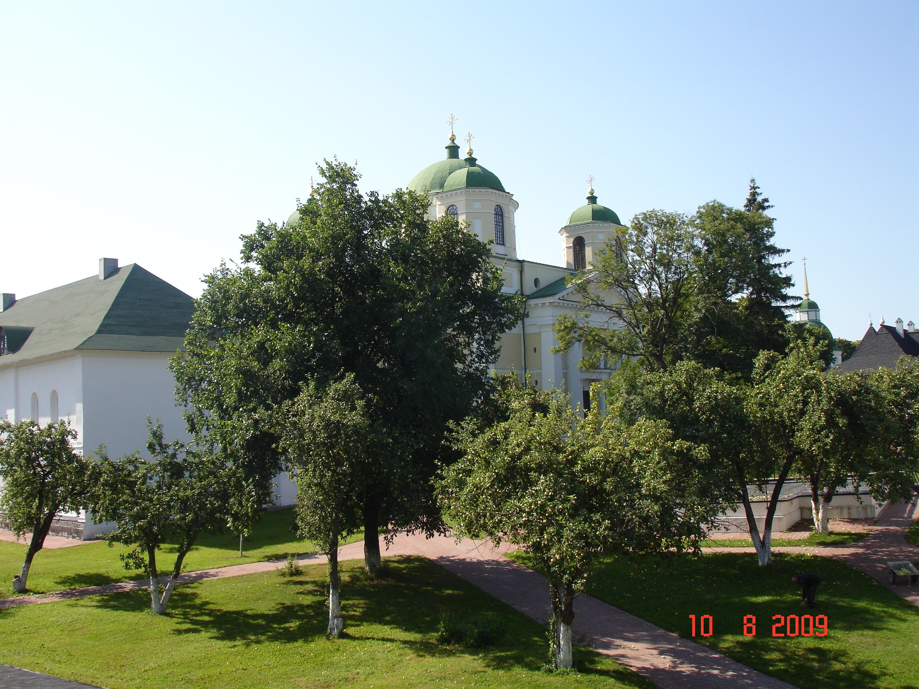 Так виглядає влітку старовинний Новгород-Сіверський Спасо-Преображенський монастир. Фото — Тетяна Чернецька (2009).