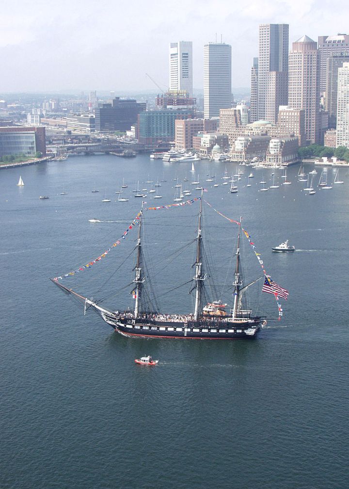 800px-USS_Constitution_downtown_Boston_2005.jpg