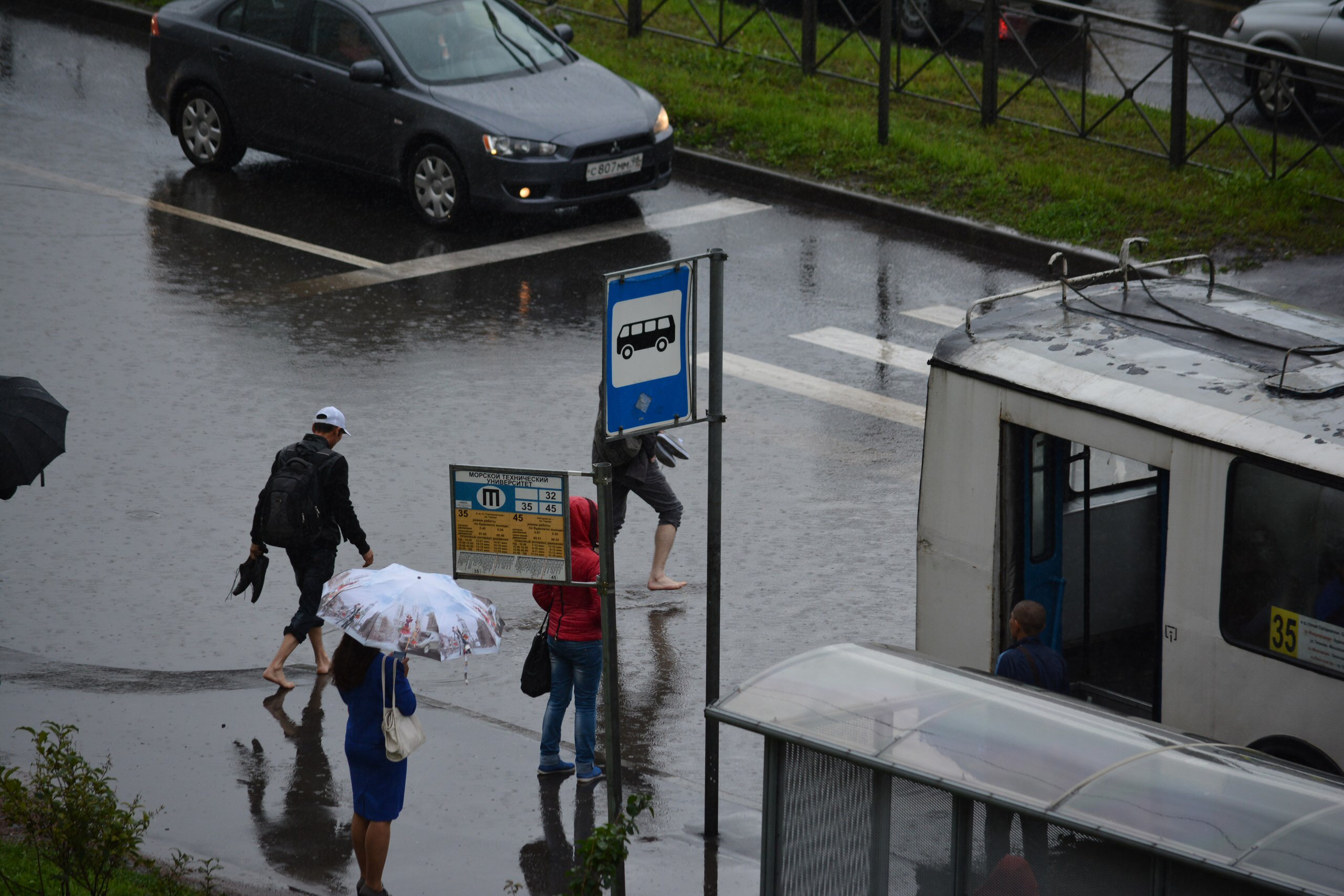 Залило водой тело. Затопило дороги Питер. Ливень в Петербурге. Потоп Петербургской улицы. Питерский затопы.