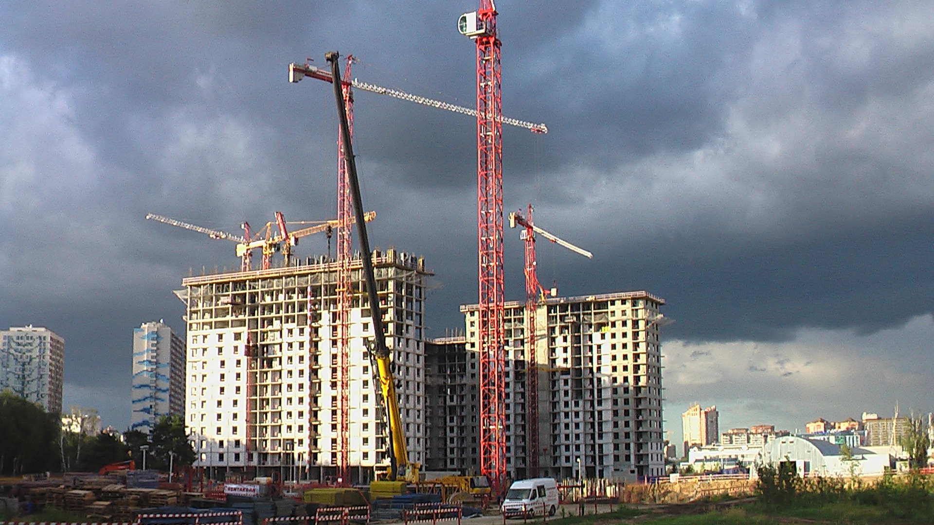 Строительство г москвы. Стройка. Стройка высотки. Грандиозная стройка. Красивый строящийся город.