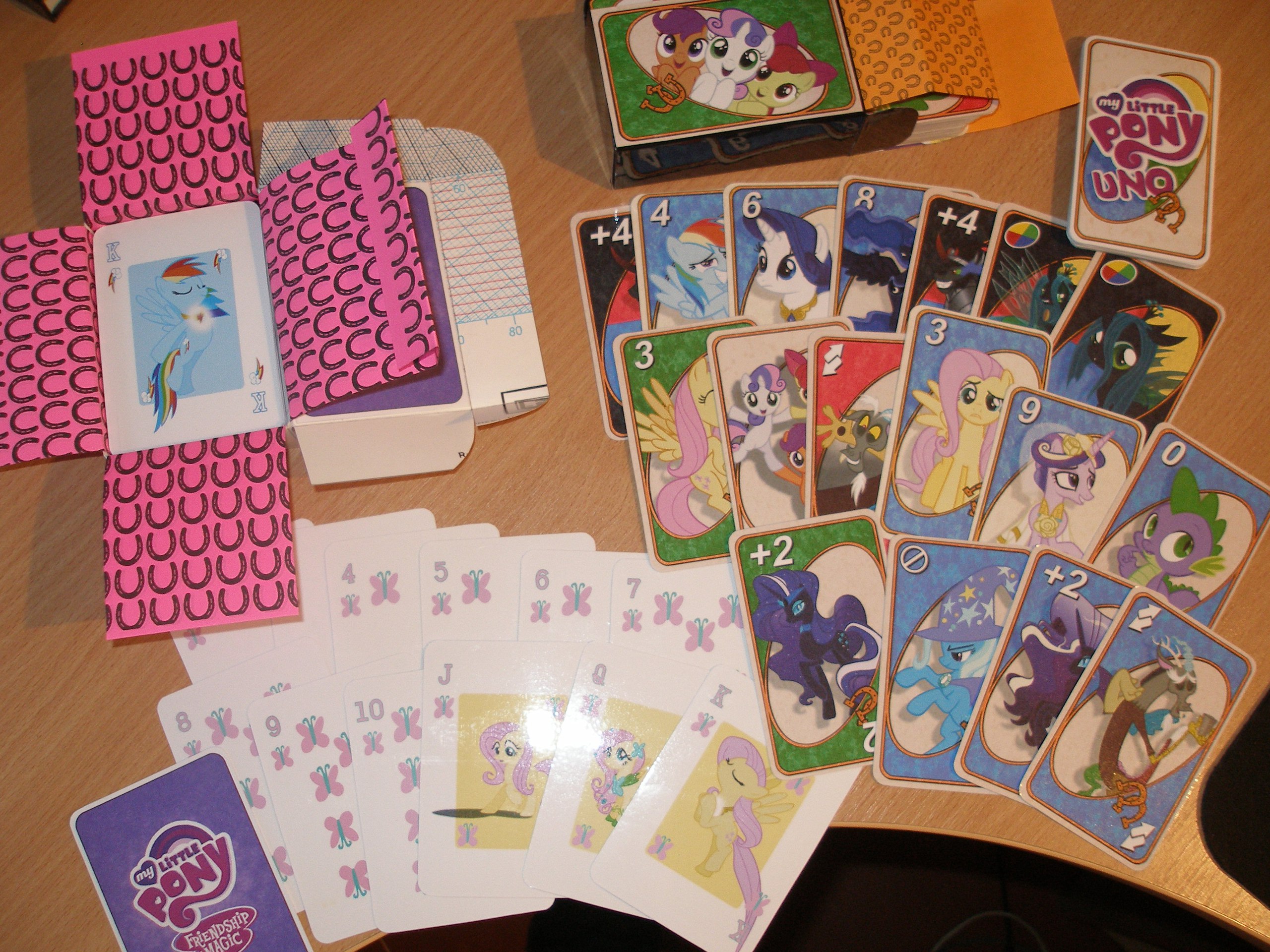 Татьяна маклакова супервэйв. Дизайнер печатник. Склейка коробок в типографии. Типография настольных игр. Производство настольных игр.