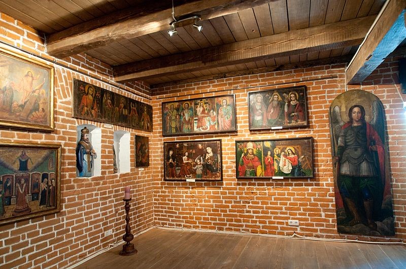 Фрагмент експозиції Музею української домашньої ікони: домашні іконостаси