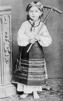 Леся Українка у волинському народному вбранні. 1878—1879 роки.