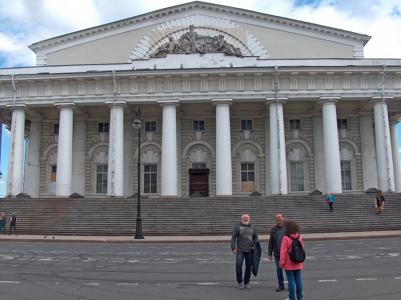 Здание биржи фото. Тома де томон здание биржи скульптура. Биржа на Васильевском острове Миллер. Здание биржи Петербург изнутри. Здание биржи 2008 год.