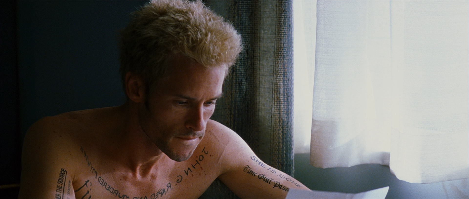 Мементо. Кристофер Нолан Помни. Гай Пирс МЕМЕНТО. Помни / Memento (2000). Помни фильм Нолана.