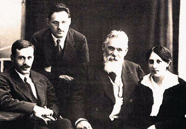Левко Симиренко (1855—1920) з дітьми