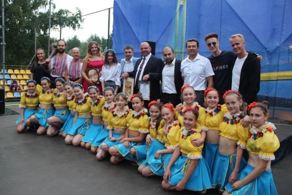 Алик Тарраф и Тимофей Нагорный подарили детям Донбасса концерт группы "Грибы"