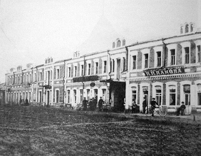 Новогеоргіївськ (Крилів). Приватні крамниці міста. Фото початку ХХ століття.