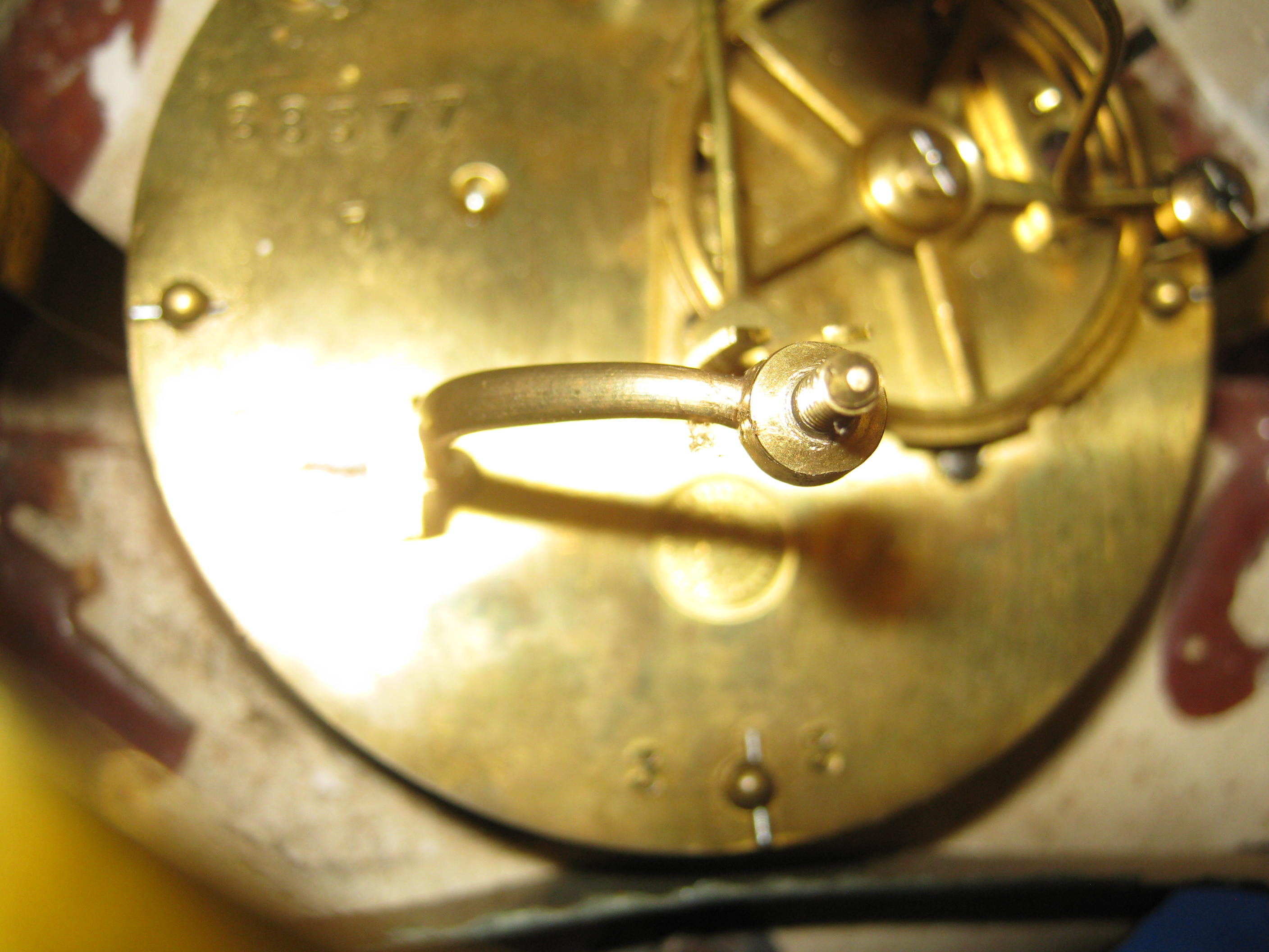 Механизм маятника каминных часов. Старые часы Breguet. 1880 Год микрофоны. Маятник часов совершает