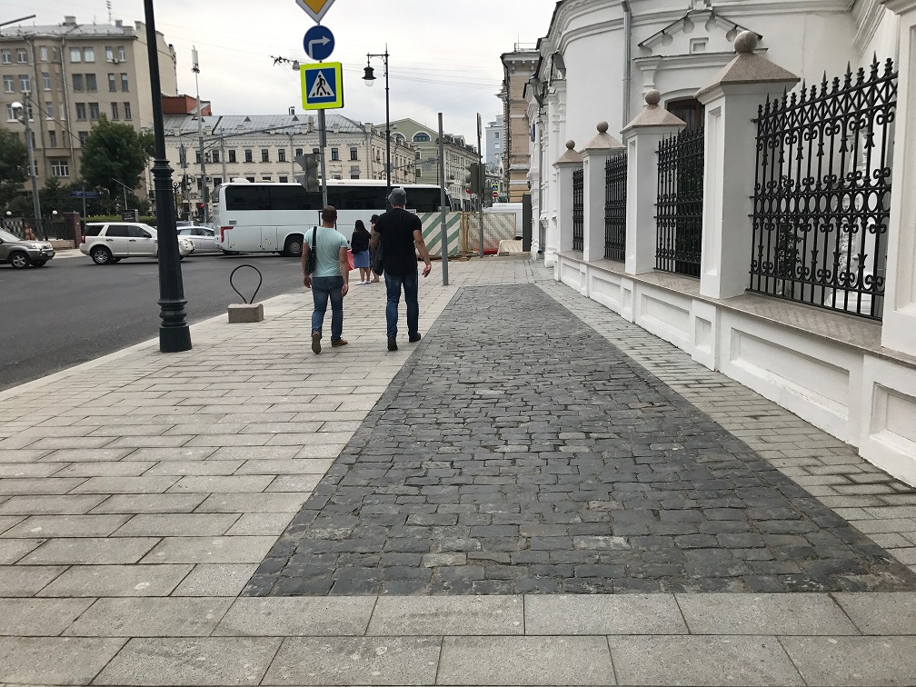 Тротуар проверочное. Сретенский бульвар пешеходная зона. Волгоградский Арбат пешеходная улица. Мощение улицы Московского подворье Иркутск. Берлин мощение.