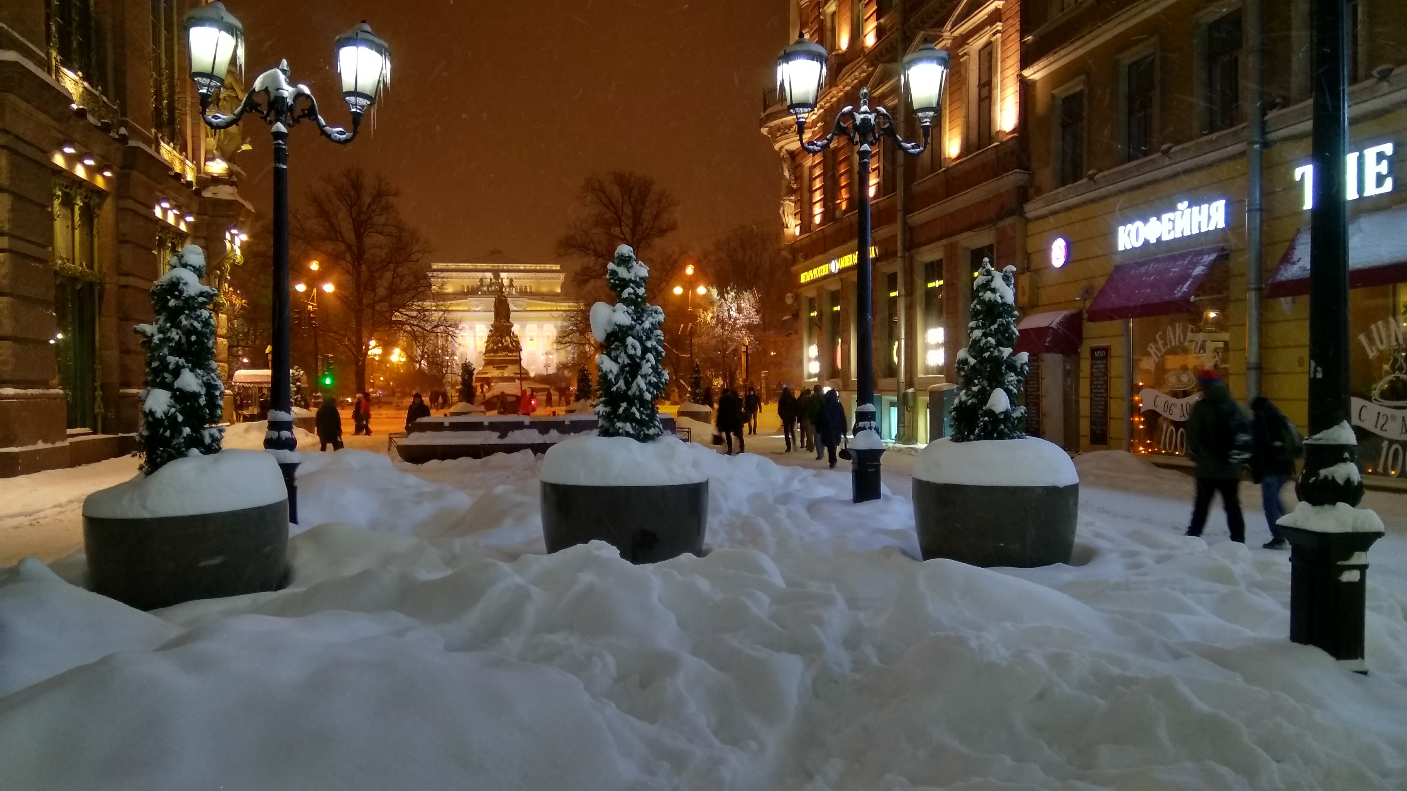 Снежная улица. Снежные улицы Москвы. Заснеженная улица. Снег на улице. Заснеженная Москва.