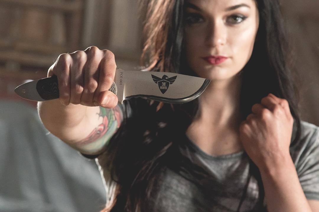 Девушка точит нож. Фотосессия с фруктами. Девушка с топором. Заточенная женщина. Девушка точильщица.