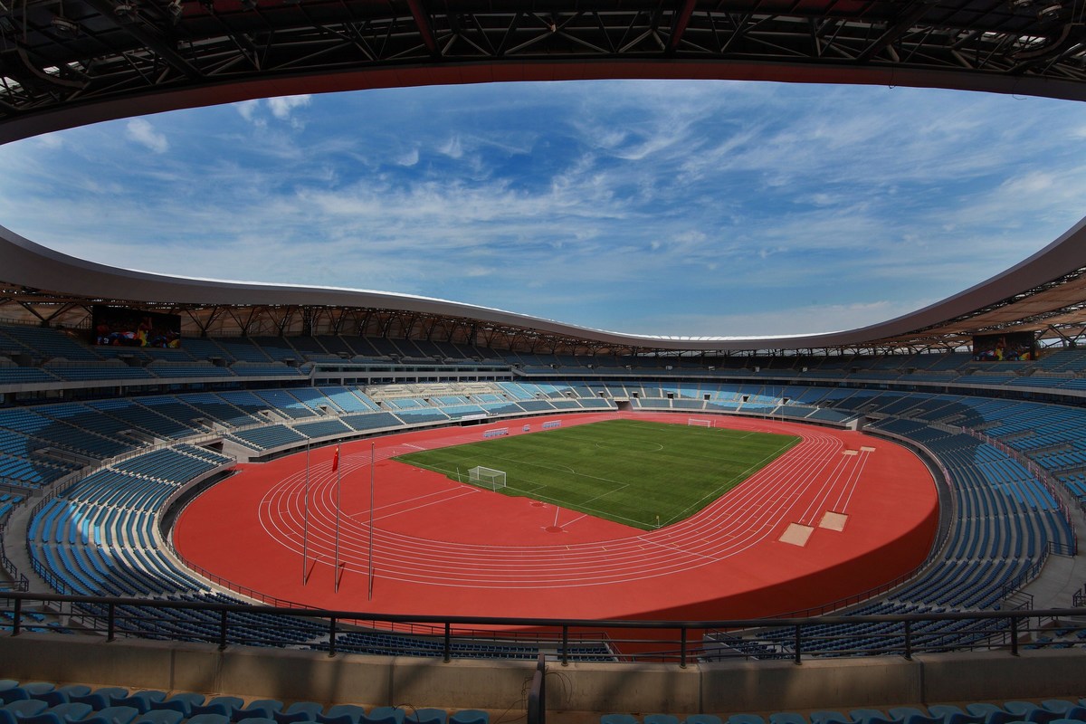 Стадионы китая. Стадион «Далянь Барракуда Бэй». Стадион в Пекине футбольный. Циндао стадион. Циндао стадион Тяньхан.