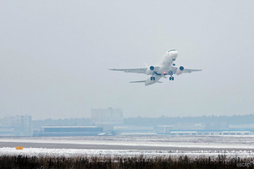 Киров летает самолет. SSJ 100 С законцовками. SSJ 100 законцовки крыла. Суперджет винглеты. Сухой Суперджет 100 винглеты.