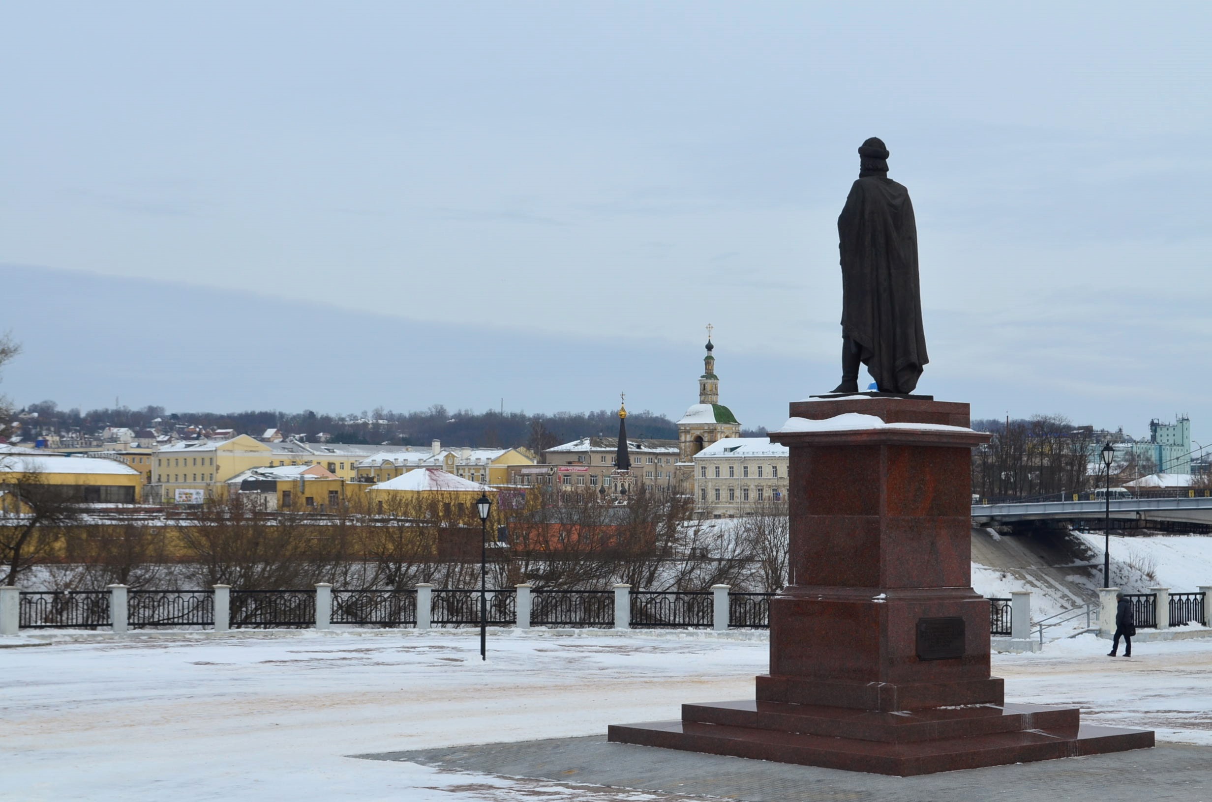 Князь города смоленска. Памятник князю Владимиру в Смоленске. Памятник Владимиру Крестителю в Смоленске. Памятник Владимиру Мономаху в Смоленске на набережной. Смоленская памятники князю Владимиру..