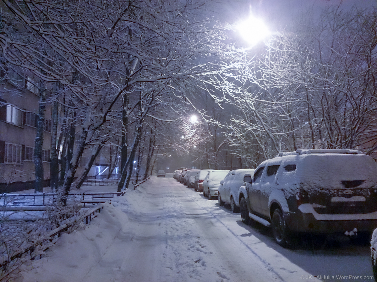 Снег во дворах москвы. Двор зимой. Зима во дворе. Двор ночью зимой. Заснеженный двор.