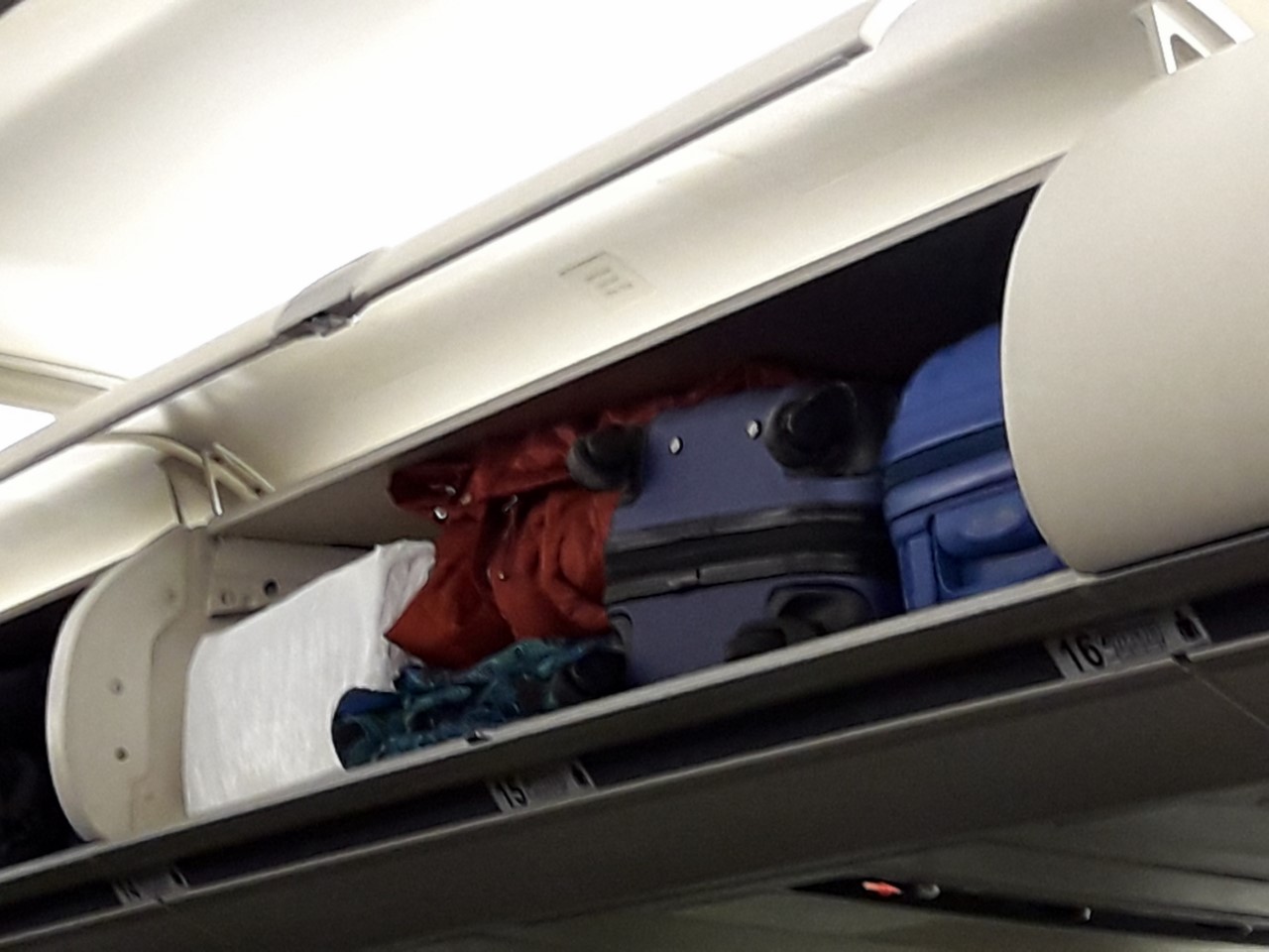 Высота багажной полки в самолете