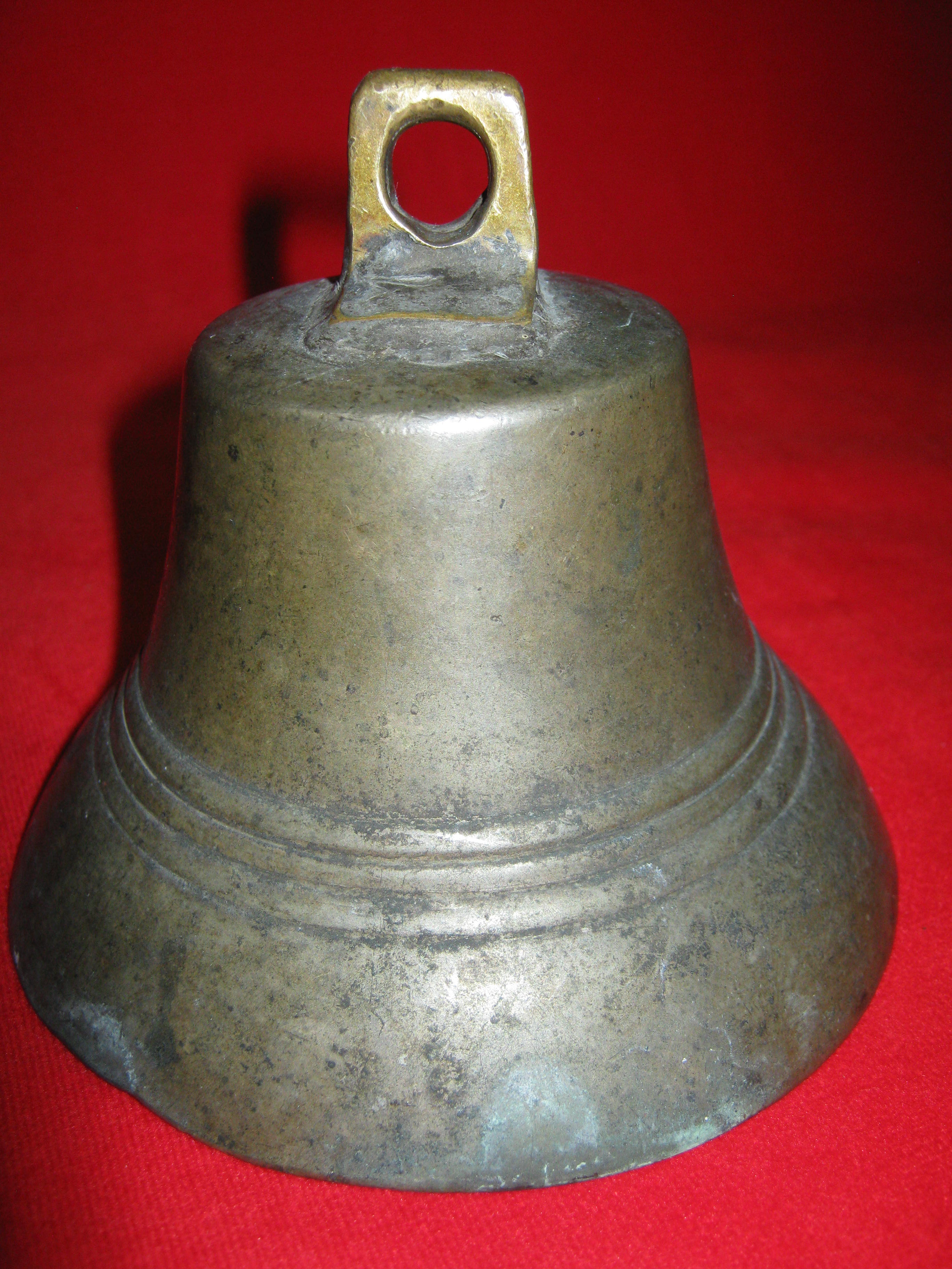 Колокольчик под 2. Колокол 19 века. Латунный колокол 2кг. Колокольчик. Старинные колокола.