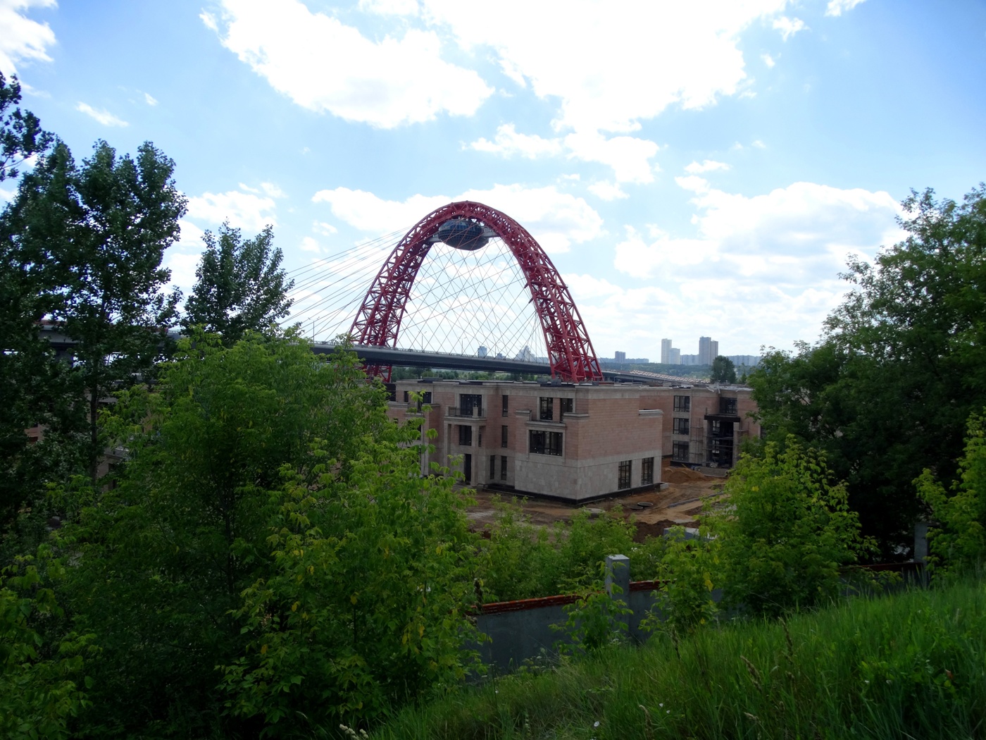 Поселок дома отдыха. Живописный мост Крылатское. Заброшенный дом в Москве живописный мост Строгино. Поселок под живописным мостом. Заброшенный дом возле живописного моста.