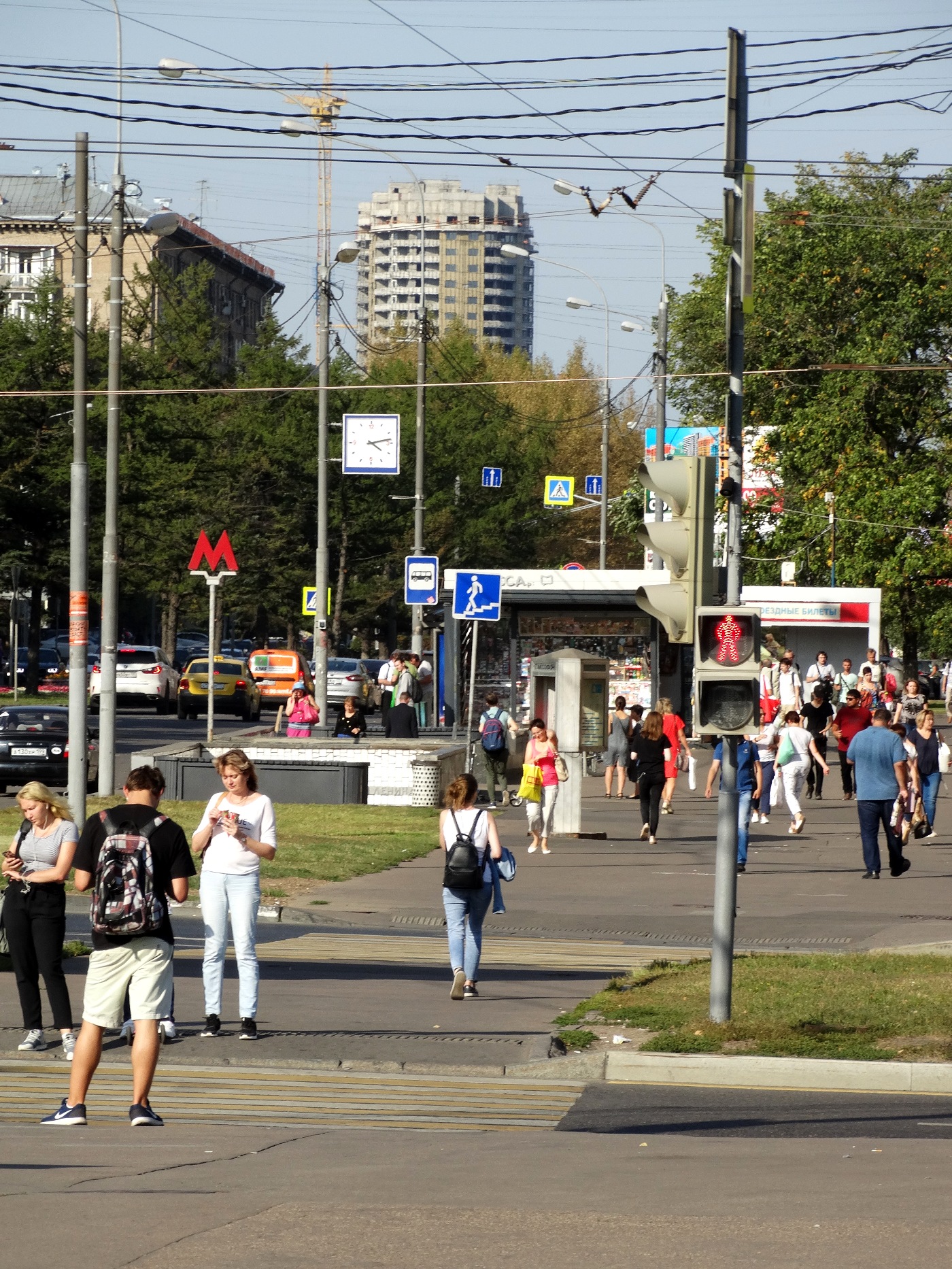 Станция метро профсоюзная. Профсоюзная метро снаружи. Ул Профсоюзная метро спортивная. Метро Профсоюзная 1999 год.