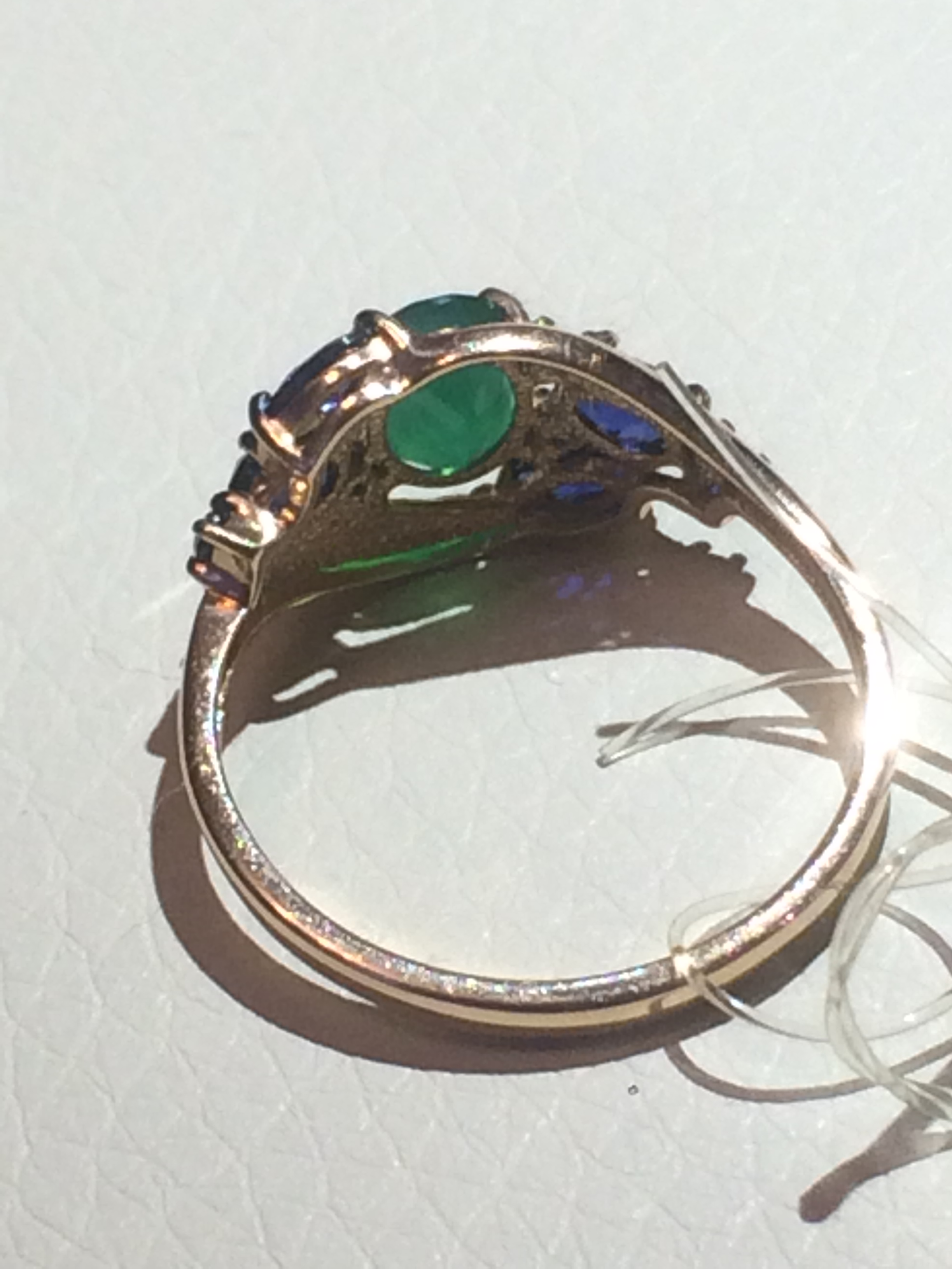 Золотое кольцо бу. Somoro 750 кольцо. Старинные золотые кольца. Золотое кольцо с зеленым камнем. Золотое кольцо позеленело.