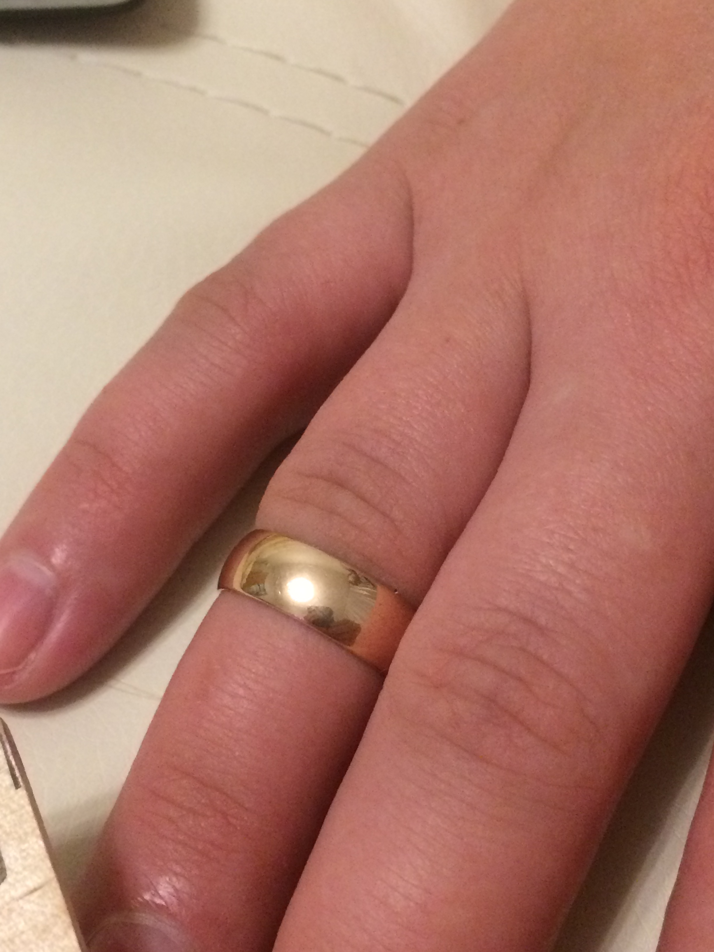 Широкие обручальные кольца из золота на руке