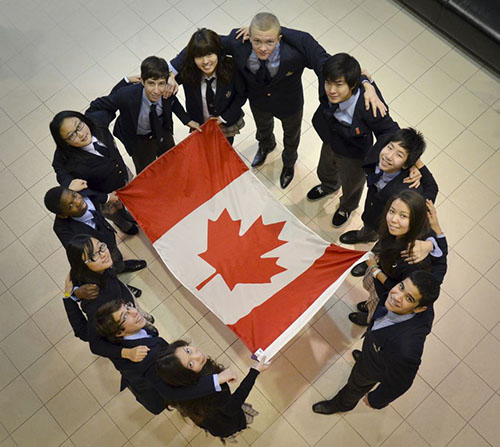 Учащиеся вокруг флага Канады