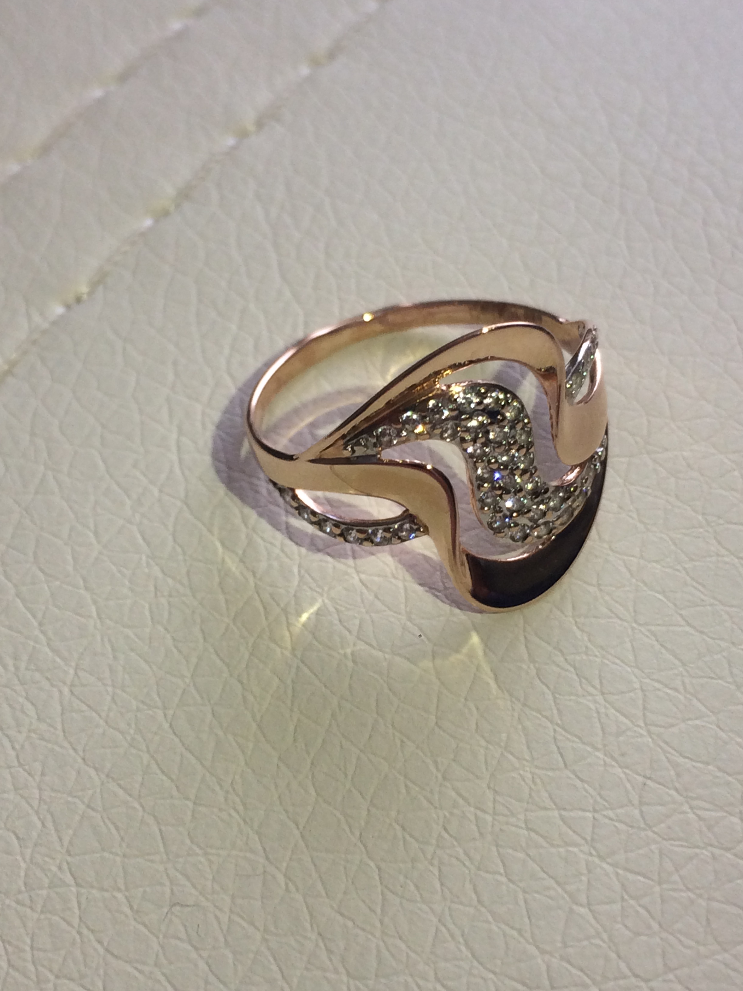 Золотое кольцо с гранями. Золотое кольцо галочка. Красивые золотые кольца для девушек. Золотое кольцо с буквой v. Золотое кольцо волна.