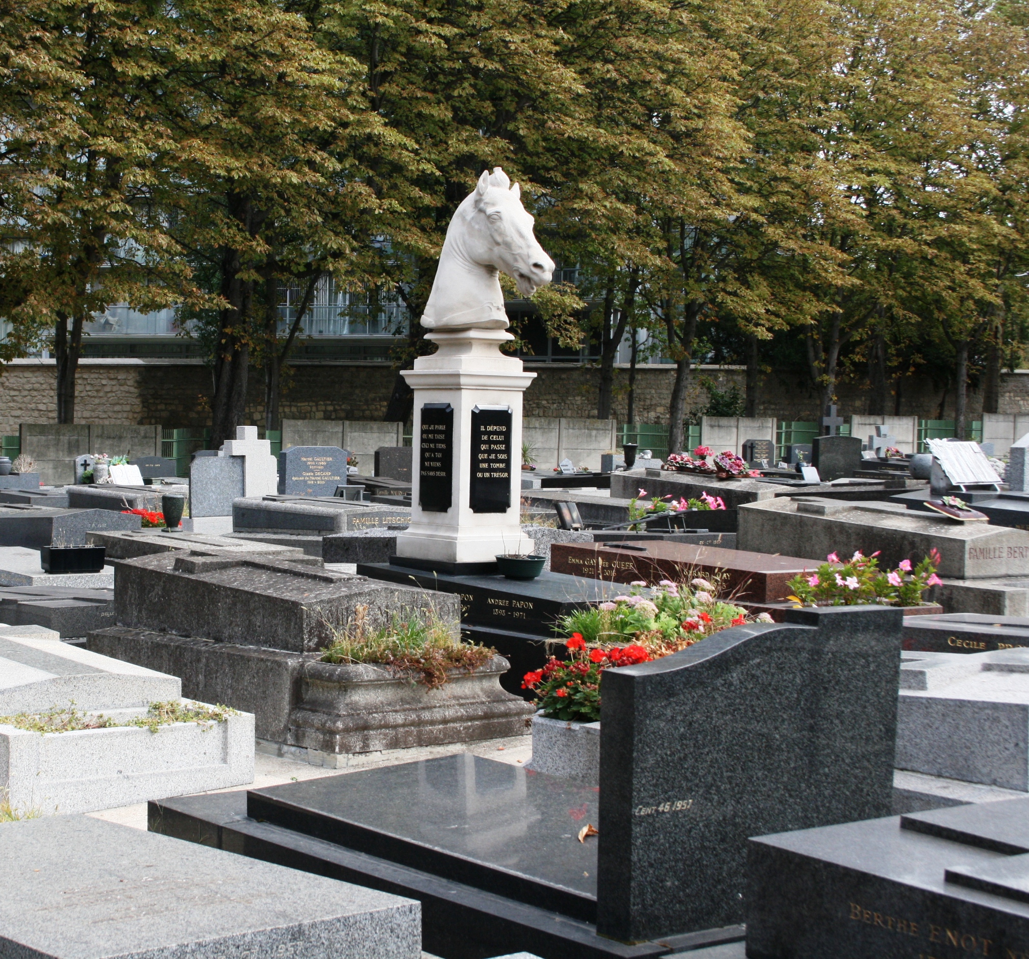 Похоронили шаляпина. Кладбище Батиньоль могила Шаляпина. Кладбище Батиньоль в Париже. Памятник Шаляпину во Франции.