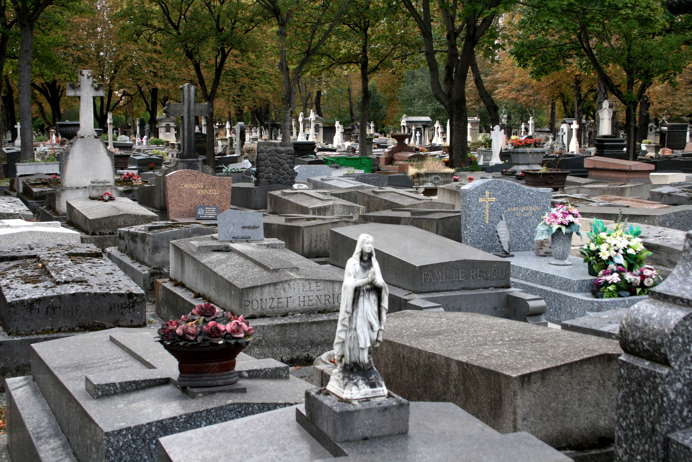Кладбище Батиньоль в Париже. Могила Шаляпина кладбище Батиньоль в Париже. Могила Федора Шаляпина.
