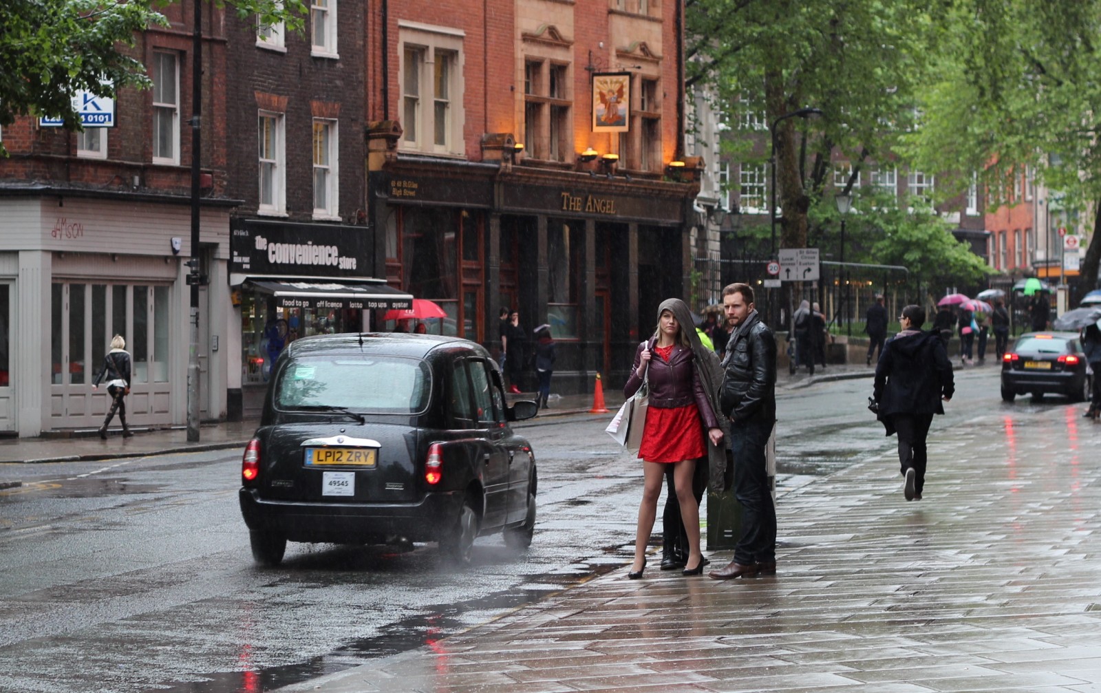 Дождь в лондоне. Дождливые улицы Лондона. Дождливая Англия. Дождливый день в Лондоне.
