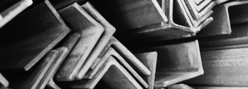 Горячекатанные стальные уголки на складе