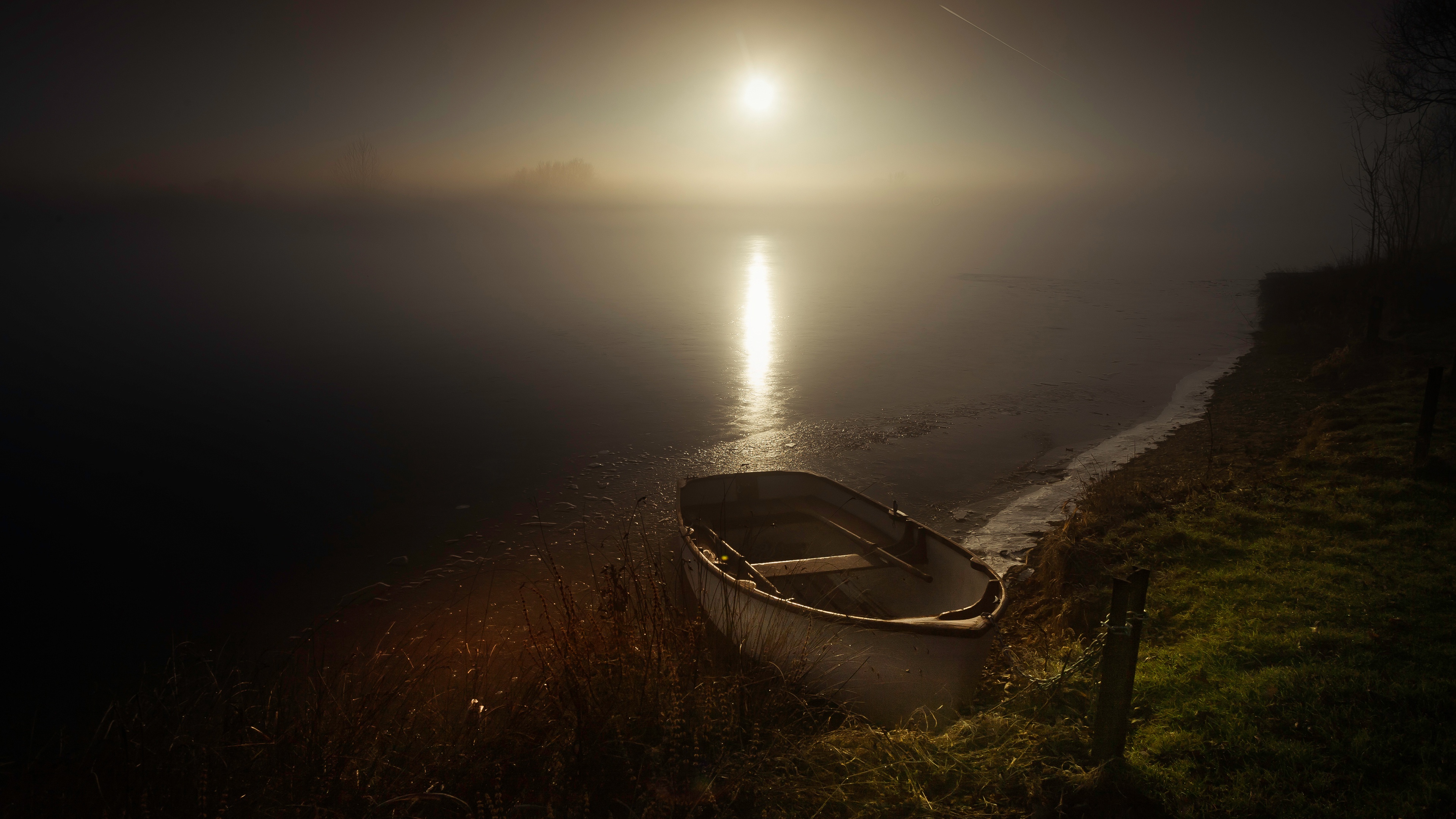 Неведомая ночь. Лодка на реке. Пустая лодка. Лодка на пруду. Лодка в тумане.