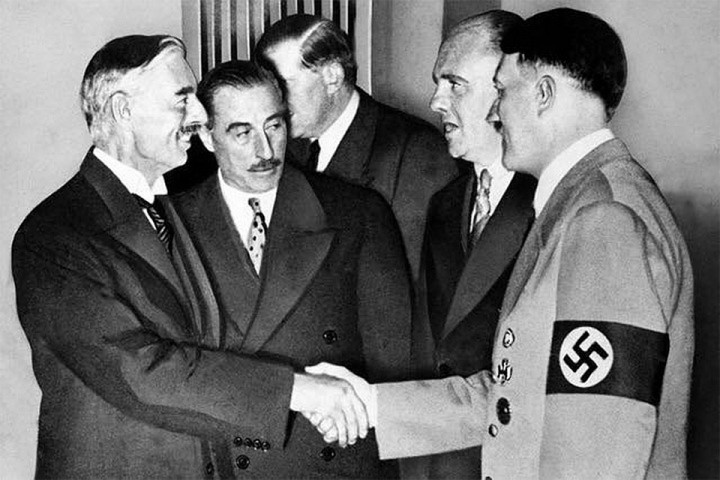 Английский премьер Чемберлен и Гитлер.jpg
