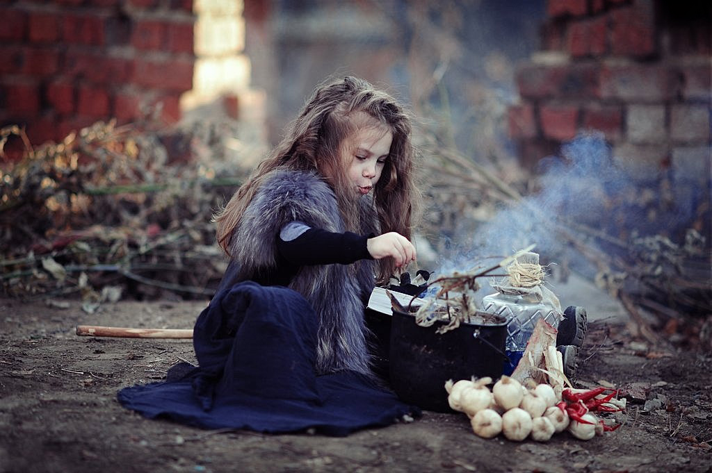 Домашняя жизнь ведьмы. Ведьма фотосессия. Фотосессия в стиле ведьмы. Девочка ведьма. Ведьма для детей.