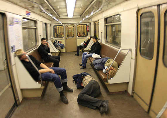 Алкаши в метро
