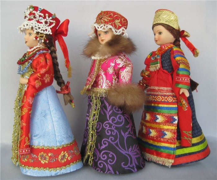 Народные костюмы на куклах