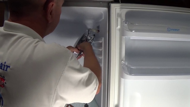 Как заменить лампочку в холодильнике
