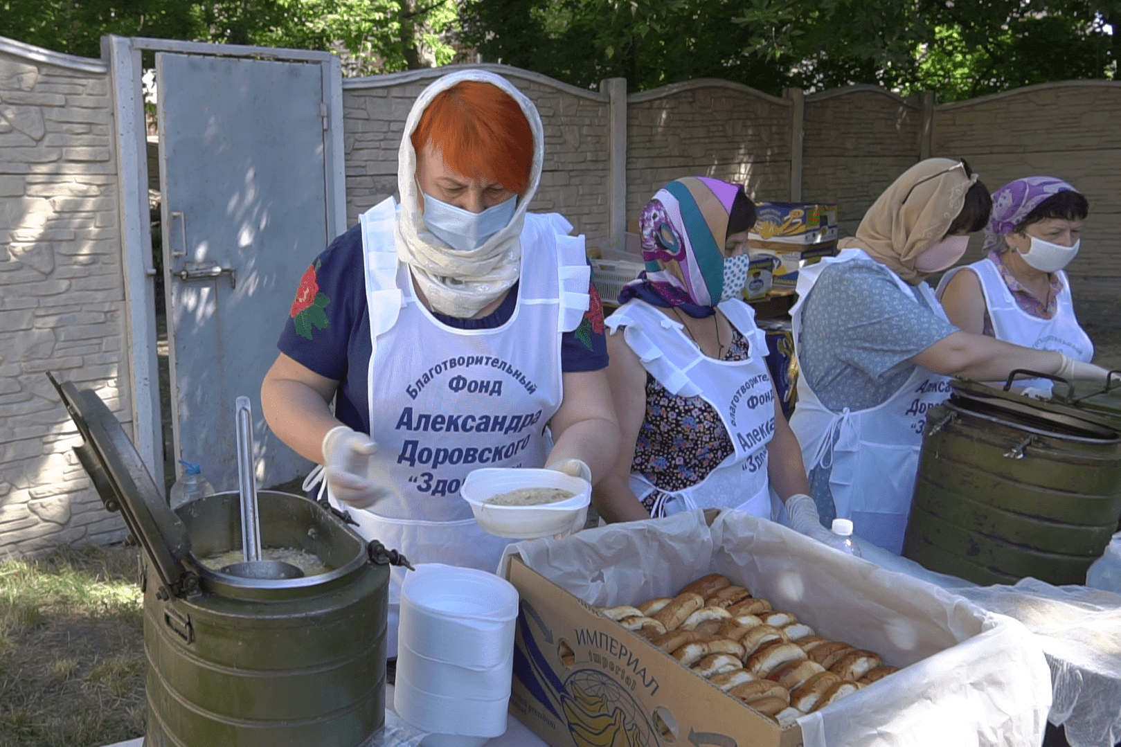 Для прихожан приготовили горячую кашу и пирожки с вкусным чаем.png