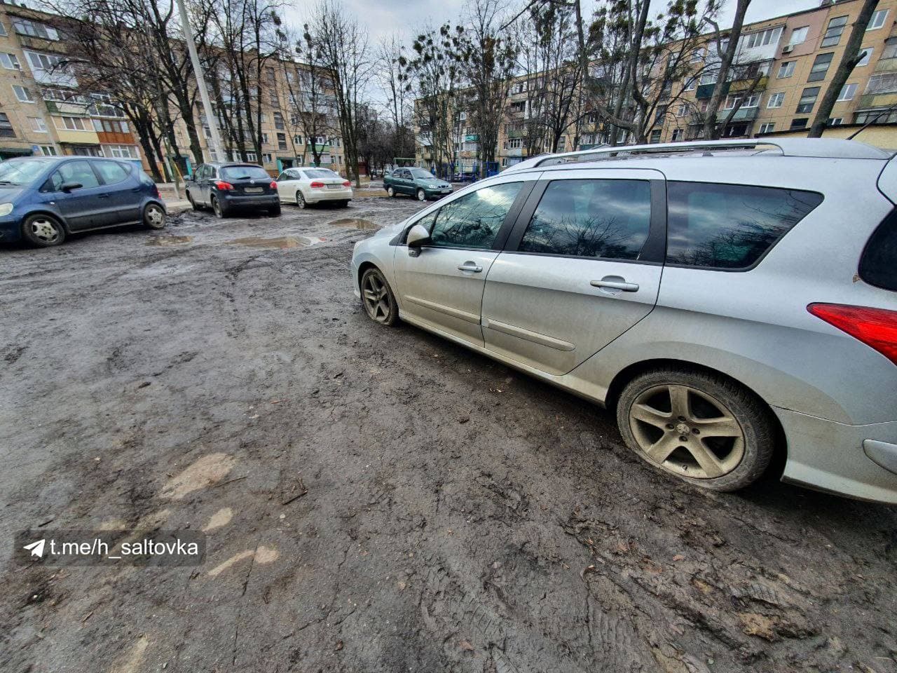 На Салтовке нескольким машинам прокололи колеса (фото) - Status Quo