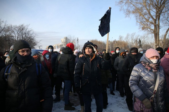 другой нес на палке синие трусы (на такие, по версии сторонников Навального, мог быть нанесен отравивший оппозиционера яд)..jpg